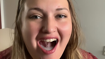 Pov-Video Von Ehefrau, Die Einen Deepthroat-Blowjob Gibt Und Lächelt, Nachdem Sie Sperma Geschluckt Hat