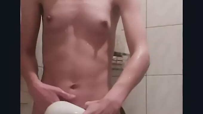 Experiența De Duș Fierbinte A Tinerei Mirese Cu O Siluetă Sexy